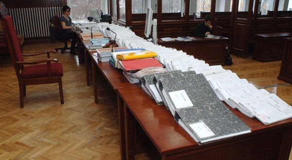 Na sędziowskim stole zgromadzono kilkadziesiąt tomów akt i karty chorobowe ponad 3 tysięcy pacjentek. 
