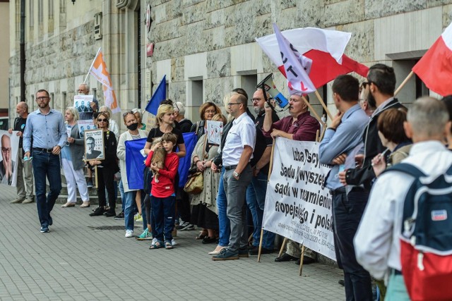 Uczestnicy pikiety w Bydgoszczy domagali się, m.in. przywrócenia do pracy niektórych sędziów.