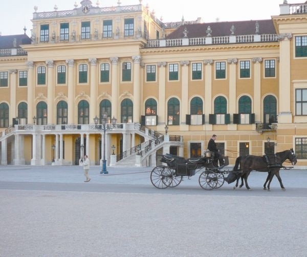 Pałac Schönbrunn budowano z ogromnym rozmachem. Miał...