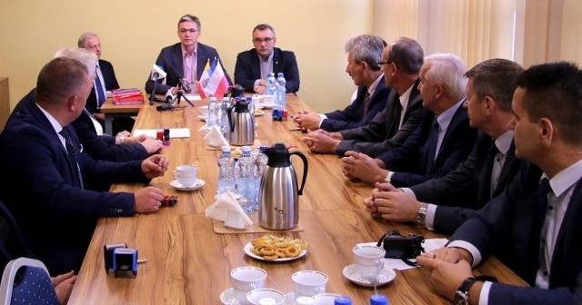 Podpisanie umów poprzedziło spotkanie z marszałkiem województwa Adamem Jarubasem.