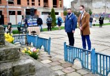 Pod Pomnikiem Pamięci Żydów Radomia odbył się happening „Początek Księgi VIII” przygotowany przez Liceum "Kochanowskiego" - zobacz zdjęcia