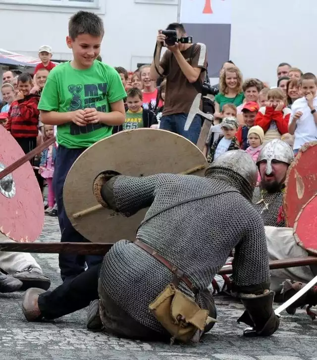 Jarmarki w Strzelcach sięgają swoją tradycją średniowiecza. Przez miasto prowadził szlak handlowy z Poznania do Szczecina. To scena z zeszłorocznej imprezy.