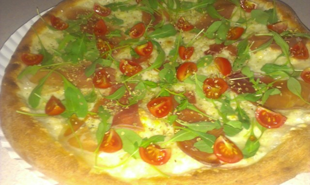 Pizza Parma z dojrzewającą szynką i pomidorkami koktajlowymi to nowość w pizzerii Primo Pizza.