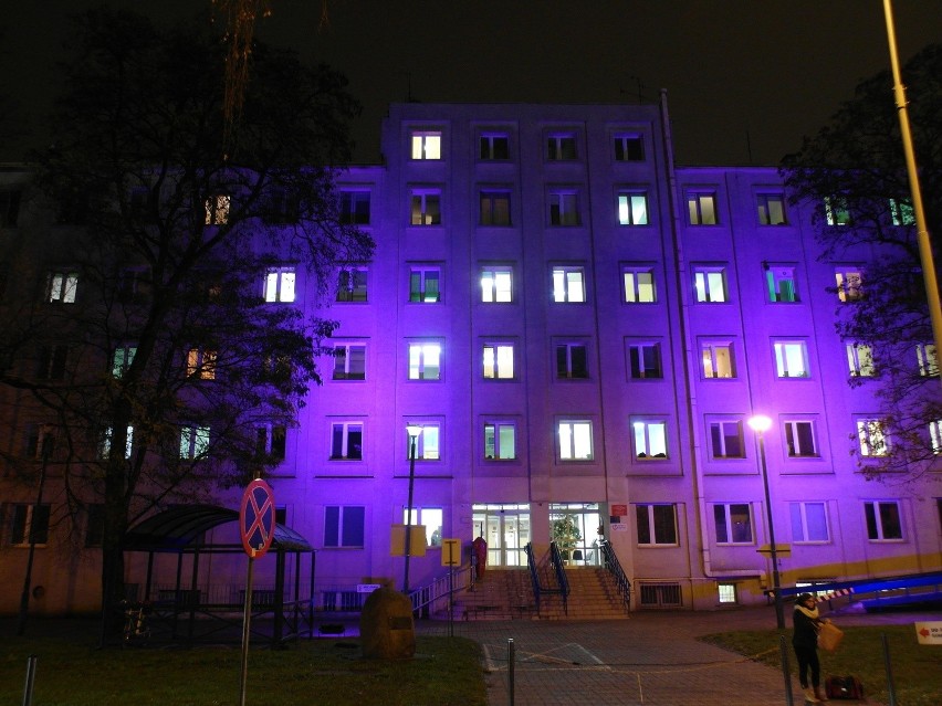 Dzień Wcześniaka w Łodzi. Łódzkie szpitale oświetlone na fioletowo [ZDJĘCIA]