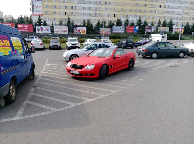 Parking przed hipermarketem Tesco w Rzeszowie.