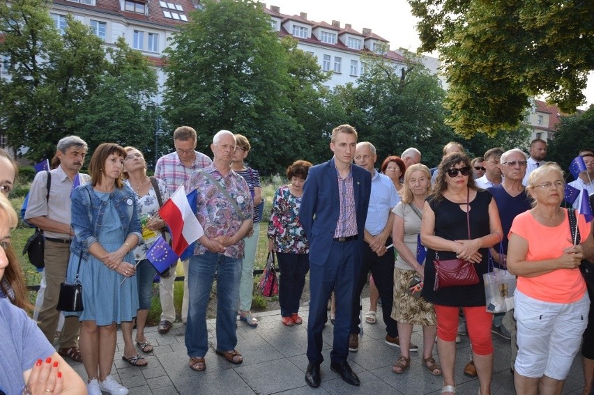 Demonstracja pod Sądem Okręgowym w Opolu.