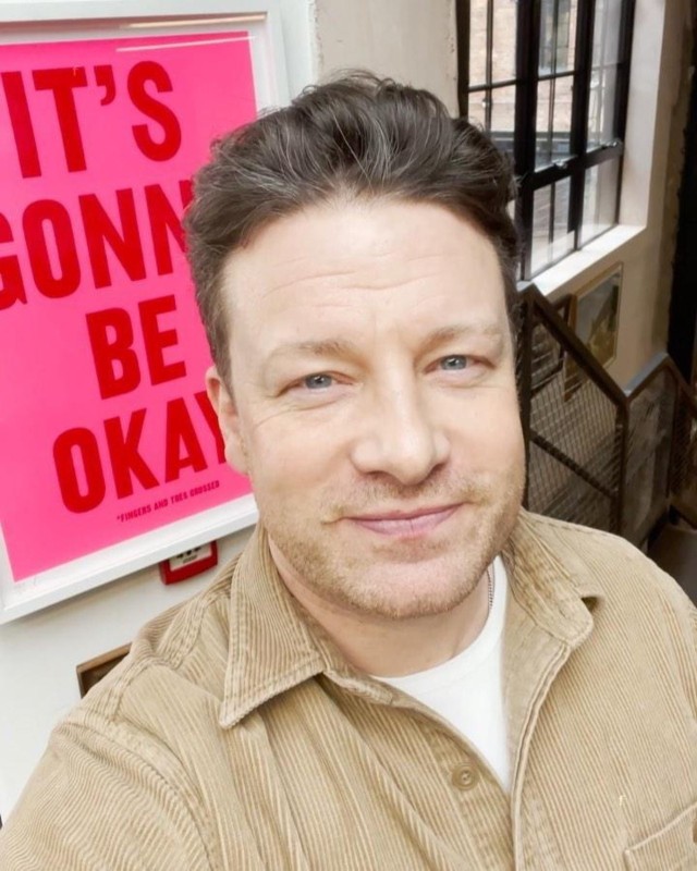 Jamie Oliver to kucharz znany z oszczędnych przepisów i gotowania ze świeżych, lokalnych składników. W jednym z odcinków na swoim kanale YouTube podał 4 pomysły na zachowanie świeżości ziół.