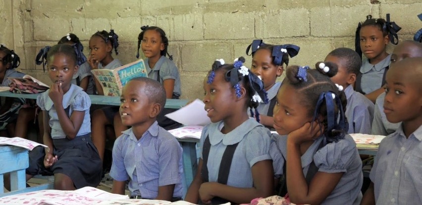 Dzieci podczas zajęć w szkole w Cazale