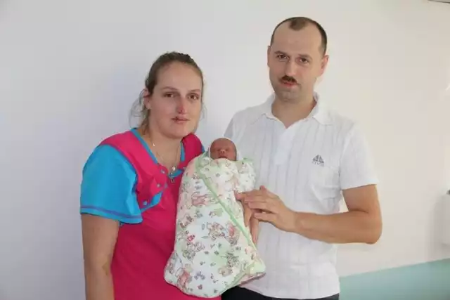 Zofia Brejnak, córka Joanny i Zbigniewa z Wyszkowa urodziła się 6 września. Ważyła 2100g, mierzyła 51g. Na zdjęciu z rodzicami