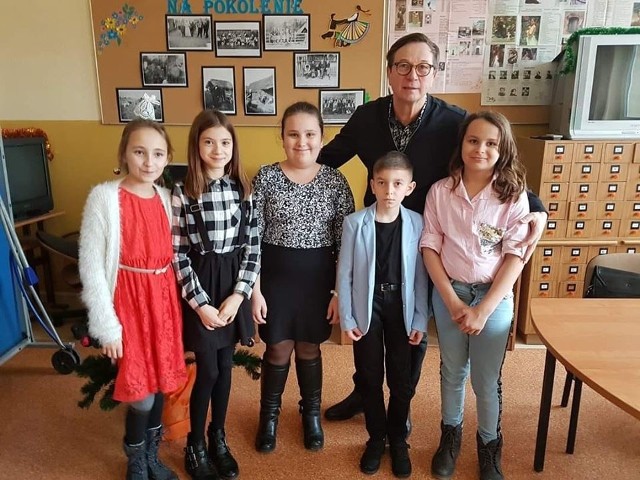 Aktor Piotr Cyrwus i uczniowie ze szkoły w Rozwadach.