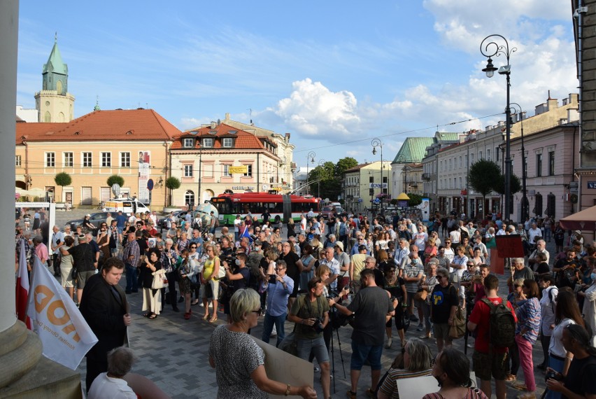 Przed lubelskim ratuszem odbyła się demonstracja w obronie wolnych mediów. Zobacz zdjęcia z protestu