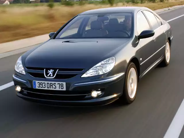 Peugeot kilkukrotnie próbował atakować segment E. Wystarczy wspomnieć modele 604 i 605. Żaden z nich nie odniósł sukcesu rynkowego. Ostatnią próbą wejścia do klasy wyższej był model 607. W Motofaktach sprawdzamy, czy po latach może stanowić ciekawą propozycję limuzyny za rozsądne pieniądze i które wersje tego auta są godne polecenia. Fot. Peugeot