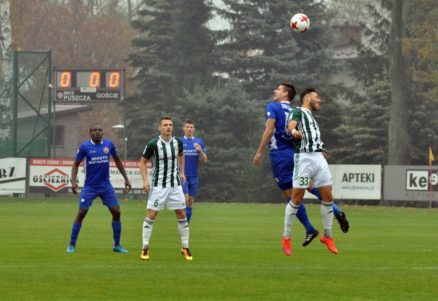 Piłkarze Olimpii (biało-zielone stroje) przegrali na wyjeździe z Puszczą 1:2