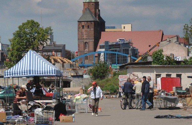 Działka pod budowę centrum handlowego na Zawarciu to dziś paskudne, zaniedbane klepisko i ugory z resztkami po Ursusie