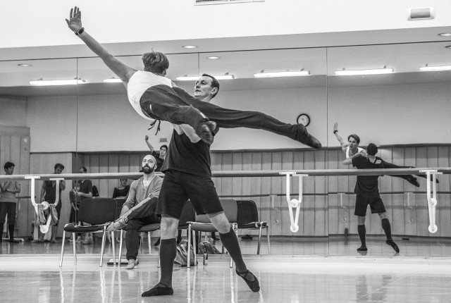 Próba do baletu „Coppelia”. Tańczą Tomasz Wojciechowski i Wiktor Dierewianko. W tle Jacek Tyski - choreograf