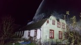 Nocny pożar budynku w Porzeczu. Z ogniem walczyło 10 zastępów strażackich [ZDJĘCIA]