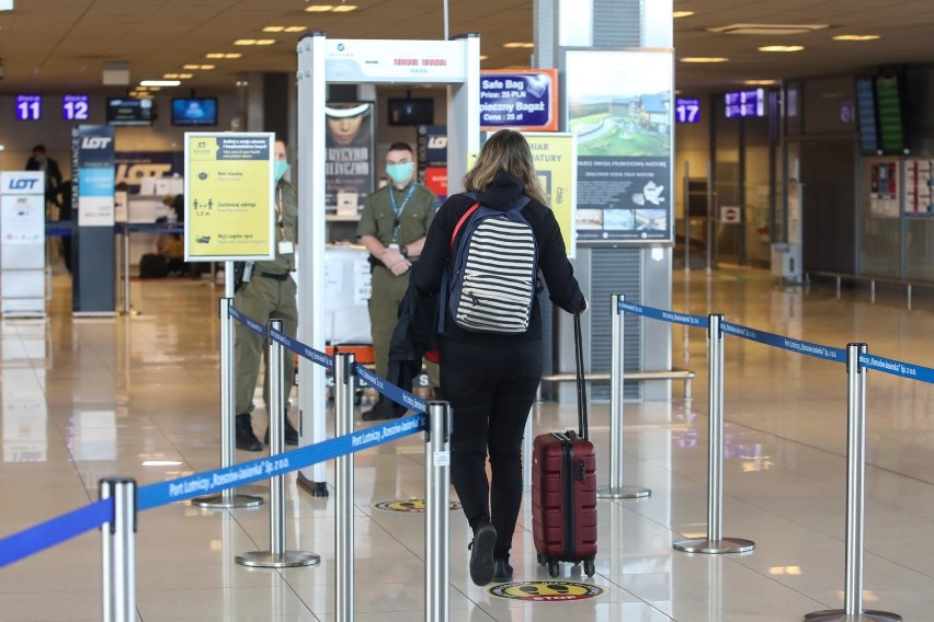 Pasażerowie szczęśliwi, że wróciły połączenia samolotowe. Na razie korzystają głównie biznesmeni i podróżujący służbowo 