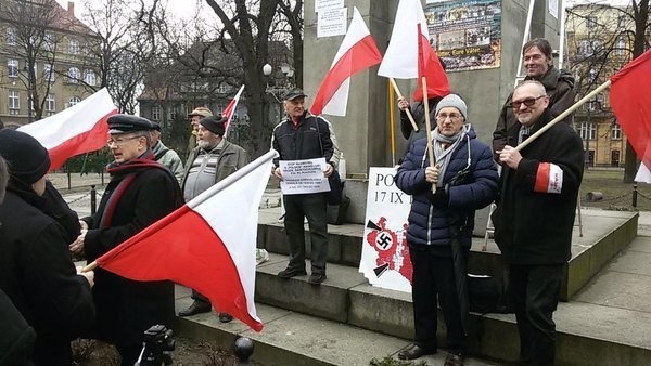 Marsz Pamięci o Zgodzie. Przed bramą dawnego obozu w Zgodzie...