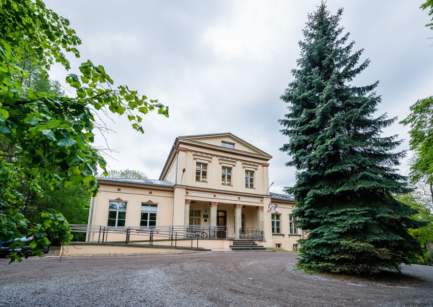 Na terenie parku znajduje się zabytkowy dwór Czeczów, w...