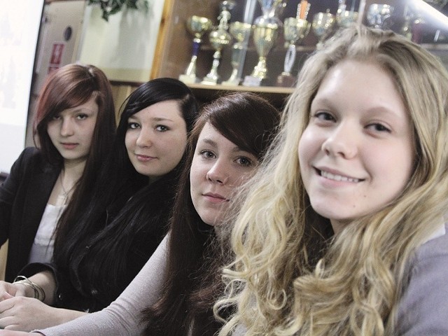 Kornelia Piekarek (na zdjęciu od lewej), Ewelina Zacharczyk, Natalia Hańczyc i Ola Luty czekają na dary dla Domu Matki i Dziecka "Nazaret&#8221; w Wasilkowie
