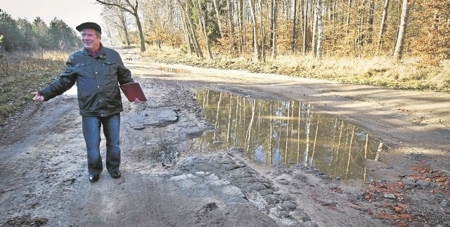 Leszek Krawczyk, mieszkaniec Kusic zebrał już ponad 80 podpisów pod petycją o remont drogi w kierunku Ratajek. - Dla nas to olbrzymi skrót jadąc w stronę Polanowa - przekonuje