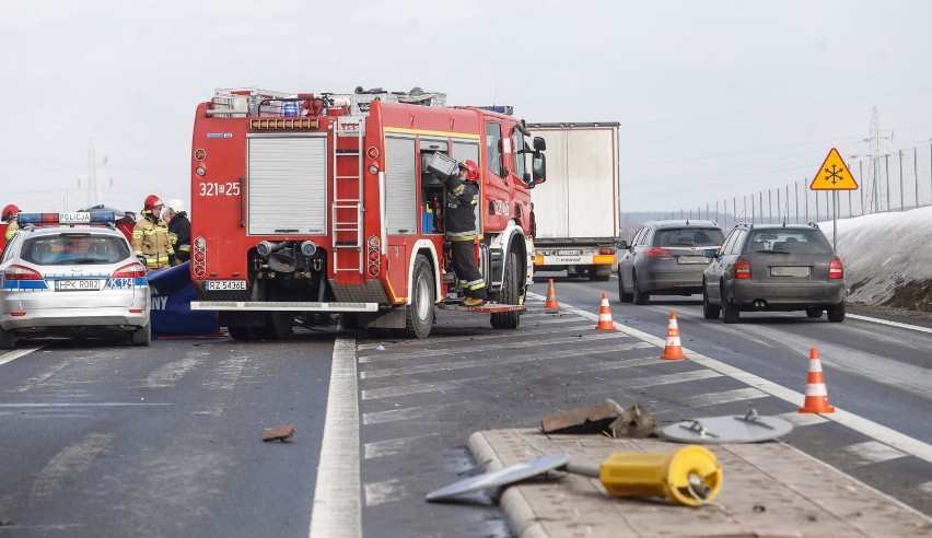 Policjanci pracują na miejscu tragicznego wypadku na trasie...