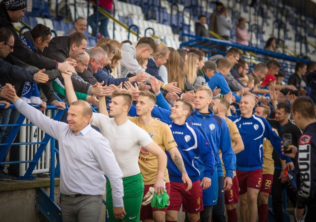 W meczu 14. kolejki III ligi Unia Janikowo pokonała Mieszko Gniezno 2:1. Gole dla janikowian strzelili Adam Konieczny i Dawid Radomski, którzy jeszcze w poprzedniej rundzie grali w ekipie z Gniezna. Unici po tym zwycięstwie nad liderem rozgrywek awansowali na piątą pozycję w tabeli. Na kolejnych stronach zdjęcia kibiców oraz fotki z meczu