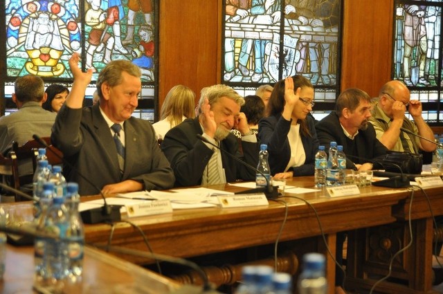Radni Wspólnoty Samorządowej głosują przeciwko absolutorium dla burmistrza Szczecinka Jerzego Hardie-Douglasa.