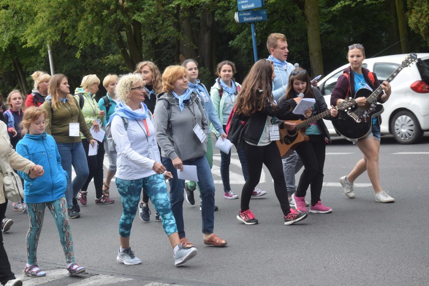 Zawierciańska Piesza Pielgrzymka idzie na Jasną Górę ZDJĘCIA