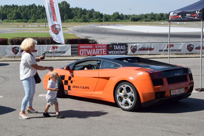 Szalone jazdy Lamborghini i Ferrari na torze koło Szydłowca. Zobaczcie (WIDEO, ZDJĘCIA)