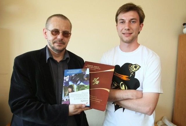 Nauczyciel Radosław Kowaluk , opiekun projekt &#8222;Kreatywne portfolio&#8221; i Arkadiusz Radek jego lider wraz z nagrodą książkową.