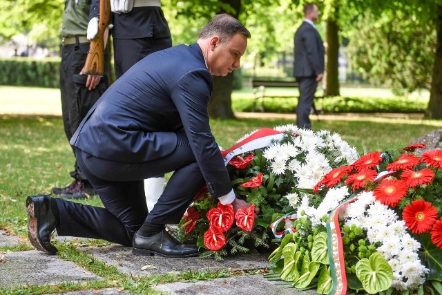 Złożenie przez Prezydenta RP i Prezydenta Węgier wiązanek kwiatów przy Pomniku Ofiar Katynia i Sybiru