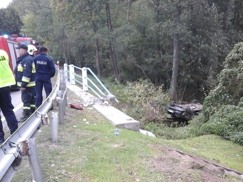 Kalnica - Kadłubówka: Wypadek samochodu osobowego. Volvo uderzyło w barierki i dachowało w rowie [ZDJĘCIA]