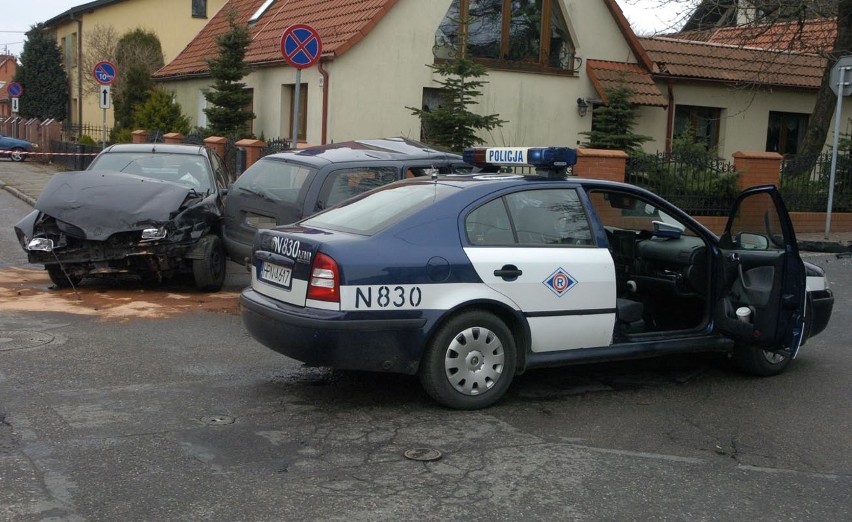 Zderzenie dwóch aut na ul. Banacha w Słupsku...