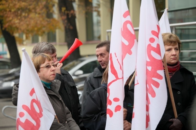 Pikieta Solidarności kolejarzy przed urzędem marszałkowskim