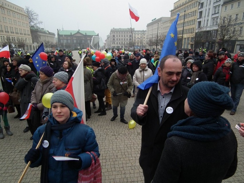 KOD apelował o przytulanie się na placu Wolności