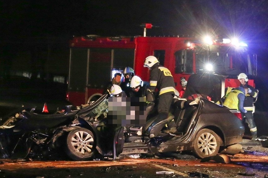 Wypadek pod Wrocławiem. Cztery osoby nie żyją po czołowym zderzeniu dwóch samochodów BMW [ZDJĘCIA]