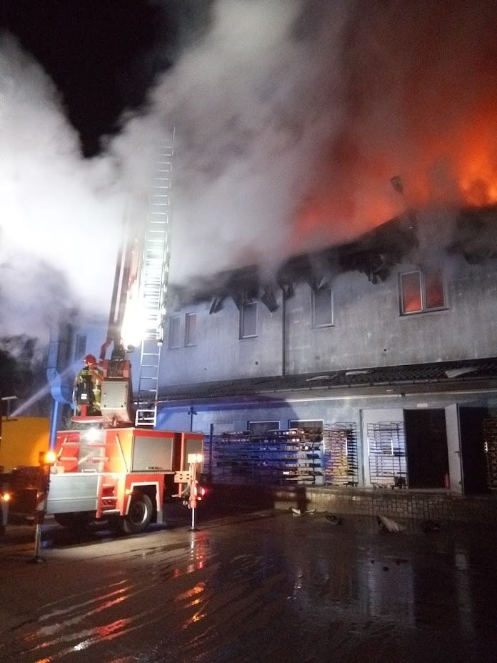 Wyszki. Pożar piekarni. Ogień gasiło siedem zastępów straży pożarnej (zdjęcia)