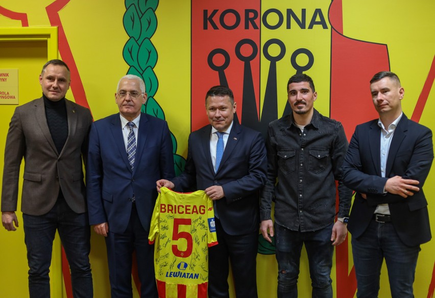 Koronę Kielce odwiedził ambasador Rumunii w Polsce Cosmin Onisii, wielki sympatyk piłki nożnej. Dostał koszulkę Mariusa Briceaga