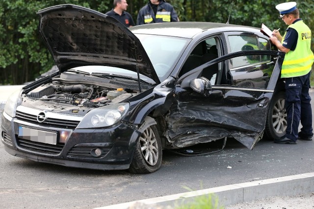 Zniszczony opel.