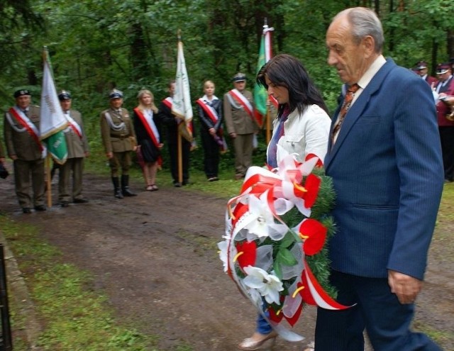 Pod pomnikiem upamiętniającym pomordowanych w 1943 roku złożono wiązanki kwiatów i zapalono znicze.