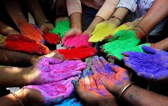 Uczestnikom Holi Festival ogromną frajdę sprawia „malowanie”...