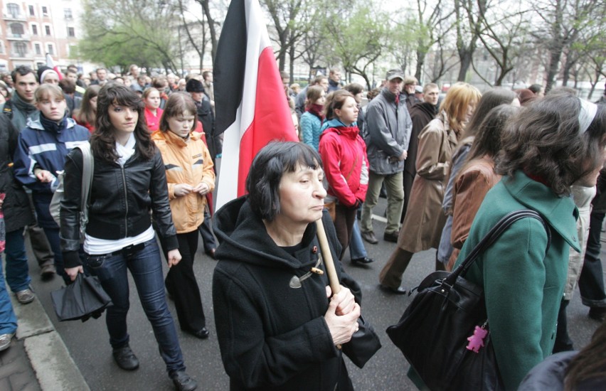 Dziś 10. rocznica katastrofy smoleńskiej. W jednej chwili czas się zatrzymał. Cały kraj pogrążył się w żałobie