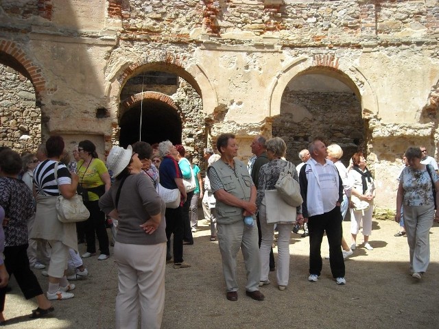 Uczestnicy wycieczki  z zainteresowaniem oglądali ruiny zamku Krzyżtopór.