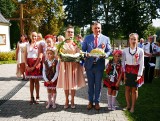 Dożynki parafialne w Rembiechowie. Piękna ceremonia, wieńce i ozdoby oraz dobra zabawa w remizie. Zobaczcie zdjęcia