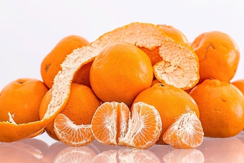 Mandarynki uznawane za młodsze siostry pomarańczy są od nich...