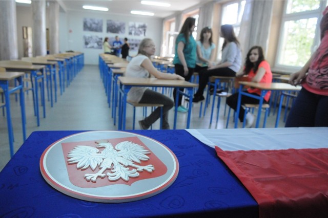 2014.06.06. zielona gora ul botaniczna zespol szkol budowlanych budowlanka szkola ponadgimnazjalna zawod edukacja oswiata flaga godlo orzel symbol fot. mariusz kapala / gazeta lubuska