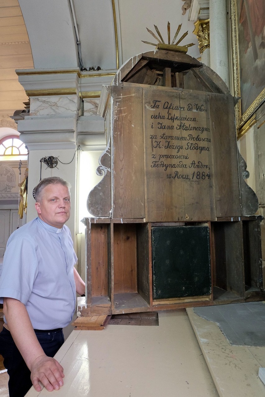 Ołtarz w kościele w Supraślu odkrywa kolejne tajemnice (zdjęcia)
