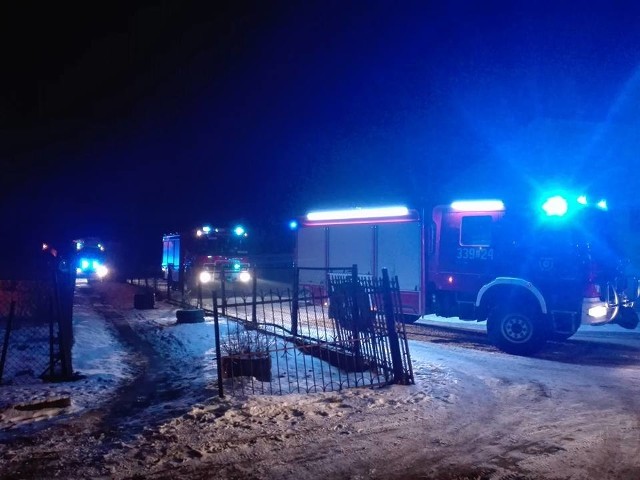 W czwartek jednostka Ochotniczej Straży Pożarnej w Polanowie została zadysponowana dwoma zastępami do pożaru sadzy w przewodzie kominowym w miejscowości Nacław. Jak podaje OSP Polanów na swoim profilu facebookowym, na miejscu działania prowadził już zastęp z OSP Nacław.Następnie strażacy z Polanowa udali się do podobnego zdarzenia, tym razem w Polanowie przy ul. Klonowej. W obu zdarzeniach z pomocą służył podnośnik oraz zastęp z JRG2 Koszalin.Zobacz także: Pożar w Polanowie