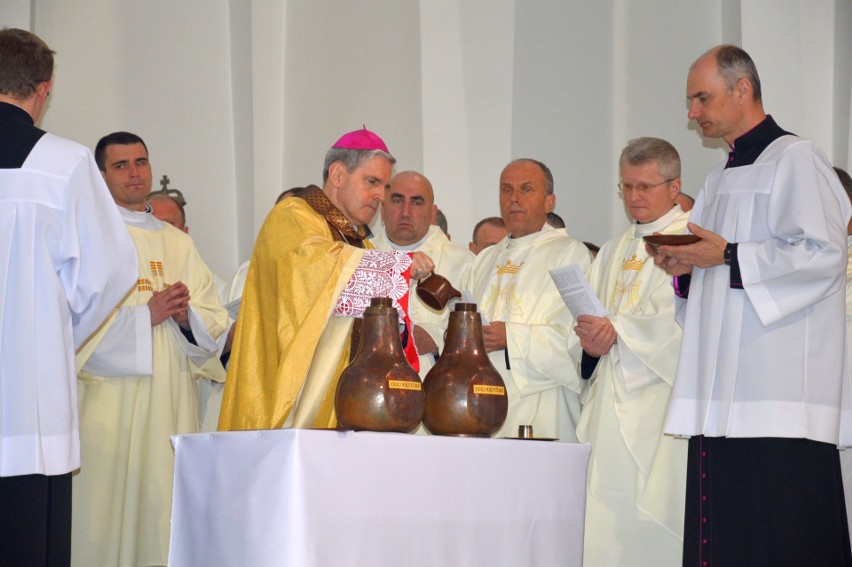 Biskup miesza olej z aromatycznym balsamem